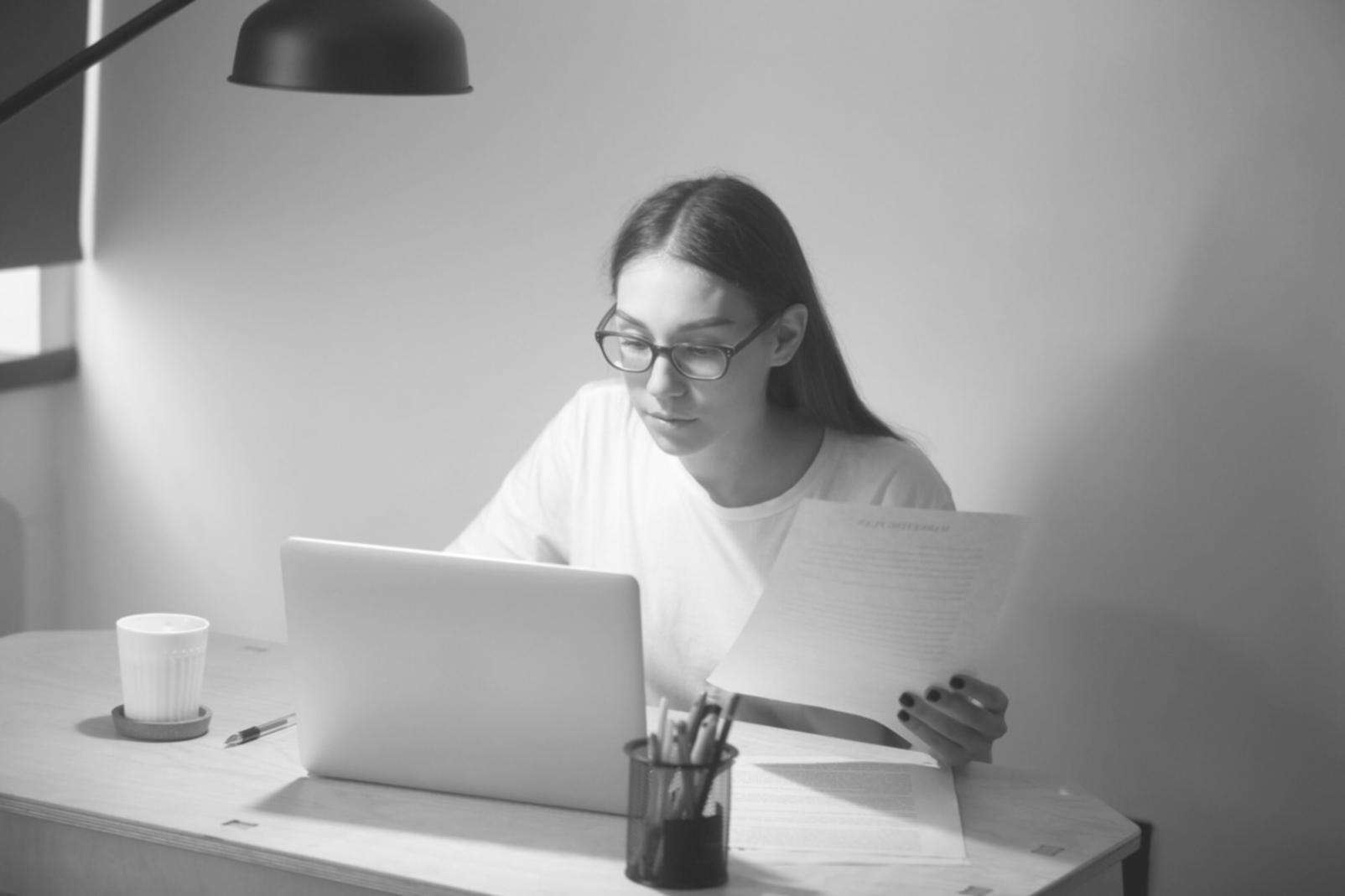 Sesión de aprendizaje financiero con material didáctico especializado